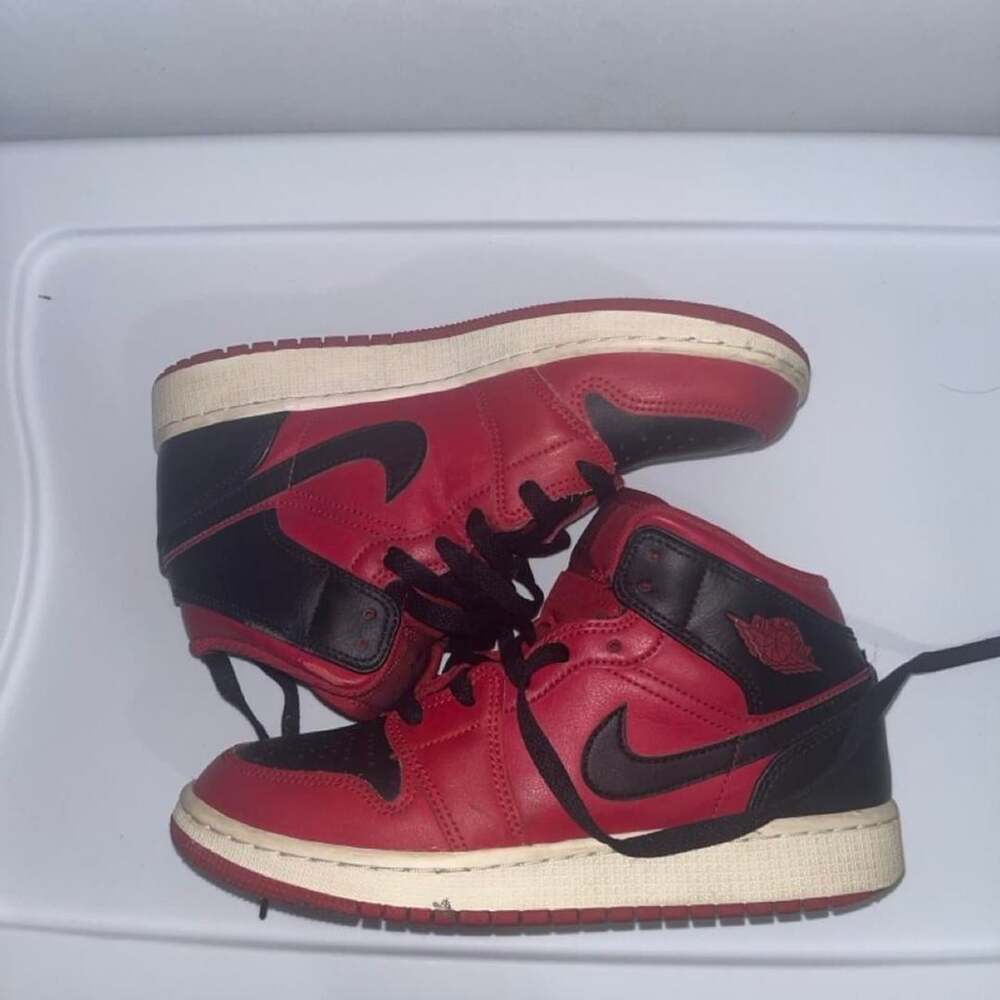 Nike Air Jordan 1 Mid Bred Gym Red Black Sneakers Size 5.5Y 554725-660